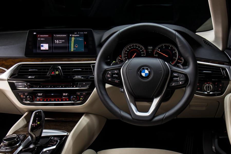 Панель приборов BMW 530d Sedan Luxury Line 2017 года  (AU) (фото 2 из 16)